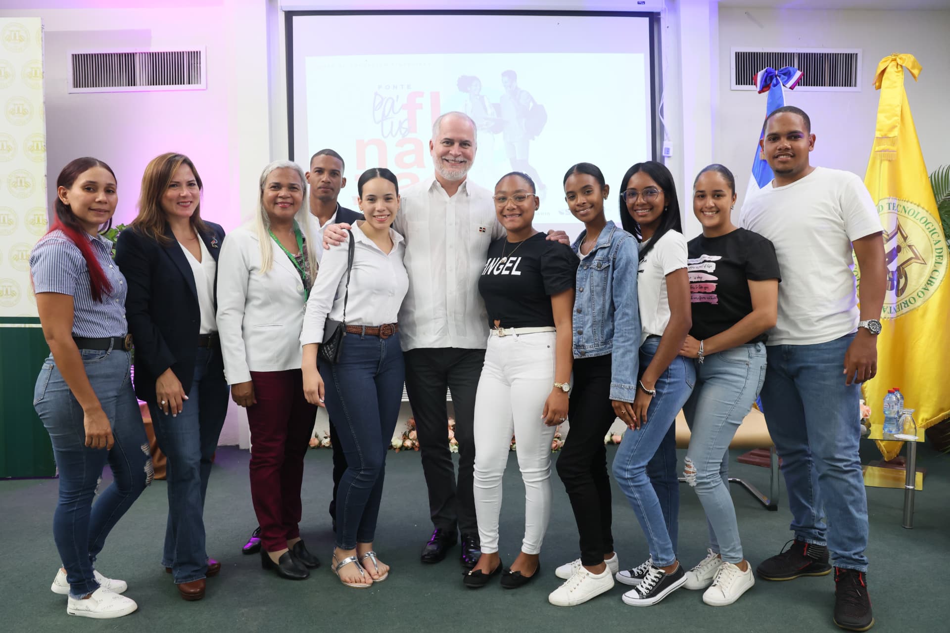 Estudiantes en la charla Ponte pa' tus finanzas en Cotuí